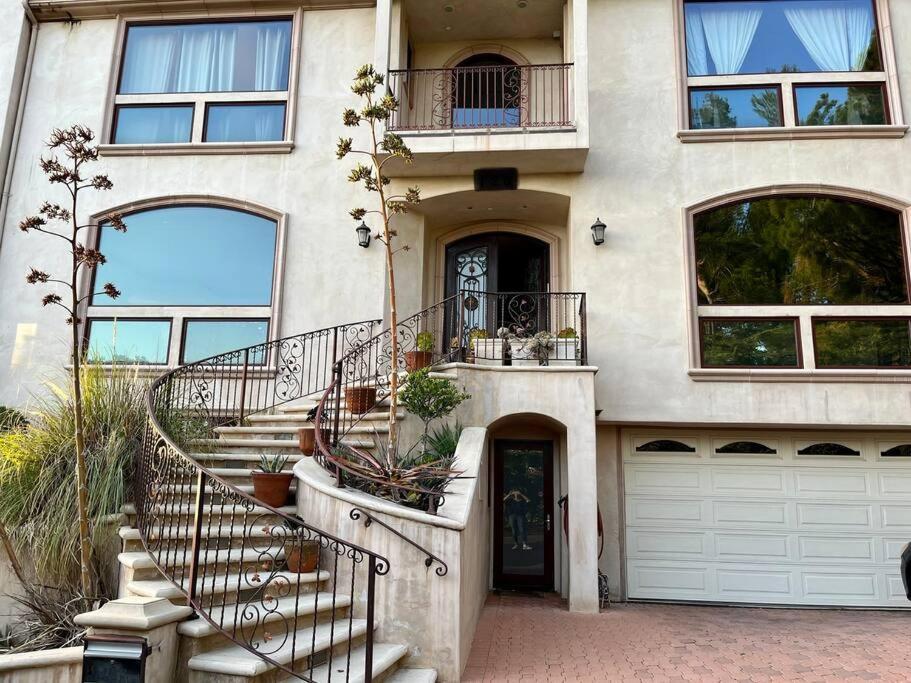 Holiday At Halliday Los Angeles Exterior photo
